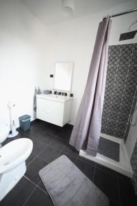 un bagno con doccia, WC e lavandino di B&B Agorà Sarzana a Sarzana Altre 32 foto