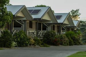 una casa con paneles solares en el techo en Barcaldine Country Motor Inn en Barcaldine