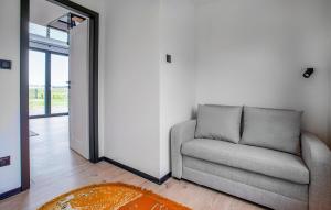 Χώρος καθιστικού στο 2 Bedroom Beautiful Home In Wytowno