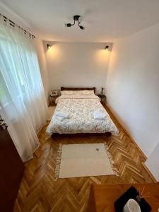 Katil atau katil-katil dalam bilik di BraziHouse - pine escape with jacuzzi