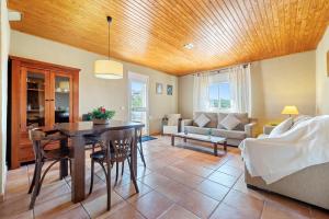 una sala de estar con una mesa y un sofá en Eremita, en La Figuera 9 fotos más