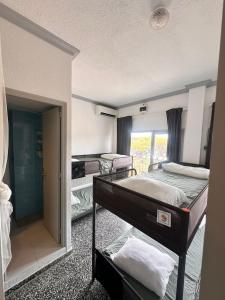 Voodi või voodid majutusasutuse Hostal Flamingo by Nest toas