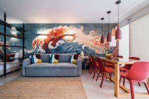 een woonkamer met een schilderij van een tsunami bij Chalet Lídia Lodges in Estoril +85 foto's