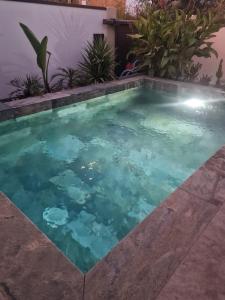 Bazén v ubytování Escale du sud nebo v jeho okolí