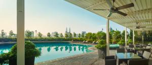 uma piscina num hotel com vista para a cidade em Sunway Putra Hotel Kuala Lumpur em Kuala Lumpur