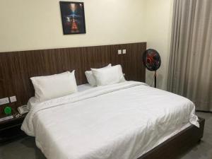 Postel nebo postele na pokoji v ubytování Victia Suite and Lounge
