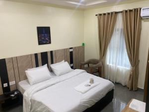 Postel nebo postele na pokoji v ubytování Victia Suite and Lounge + 37 fotografií