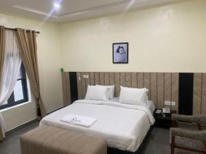 Postel nebo postele na pokoji v ubytování Victia Suite and Lounge