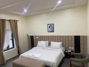 Postel nebo postele na pokoji v ubytování Victia Suite and Lounge