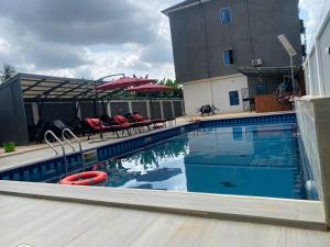 Bazén v ubytování Victia Suite and Lounge nebo v jeho okolí