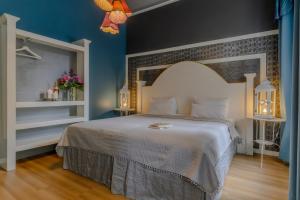 una camera con letto bianco e pareti blu di Royal Prague City Apartments a Praga