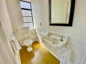 ダニーデンにあるロー コーツ ホテルのトイレと洗面台を備えた白いバスルーム +47枚の写真
