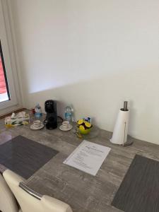 Příslušenství pro přípravu čaje a kávy v ubytování Matteo Studio