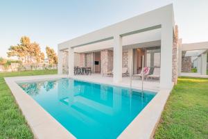 科斯镇THEODOROU villas的房子前面的游泳池