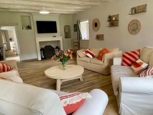 Ruang duduk di Gîte de caractère 14 couchages