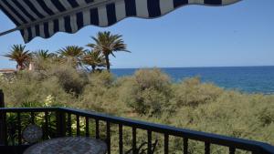 una vista del océano desde un balcón en El BAJIO Nr 6, en Valle Gran Rey