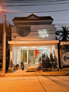 a store front with a motorcycle in front of it at haonornhostel in Ban Madua Wan
