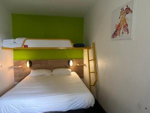 Kyriad Direct Macon Sud客房内的一张或多张床位