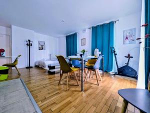 Χώρος καθιστικού στο Chic apart with parking near Paris