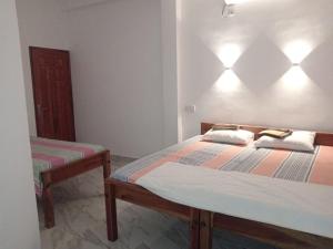 Uma cama ou camas num quarto em Sajee Residence Trincomalee