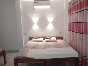 Uma cama ou camas num quarto em Sajee Residence Trincomalee