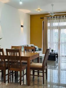 Billede fra billedgalleriet på Lakeview Apartment with Modern Interior and Facilities i Battaramulla