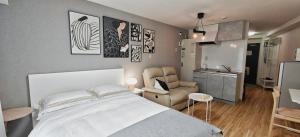 Kuchyň nebo kuchyňský kout v ubytování Sidihome 365 Apartment