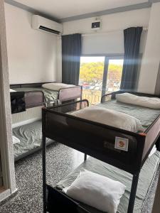 Voodi või voodid majutusasutuse Hostal Flamingo by Nest toas