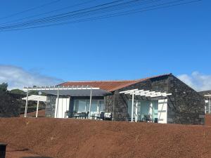 马达莱纳Vinhas do Calhau的土丘顶上的房屋