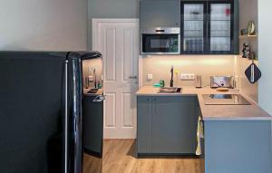 una cocina con refrigerador y encimera en Cozy Home In Bergen Aan Zee With Wifi, en Bergen aan Zee