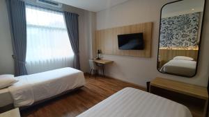 Postel nebo postele na pokoji v ubytování Adia Suites Hotel