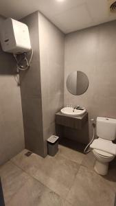 Koupelna v ubytování Adia Suites Hotel + 13 fotografií