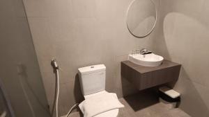 Koupelna v ubytování Adia Suites Hotel