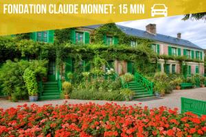 a building with flowers in front of it at LA MURAILLE DE CHINE - Self Checkin Automatique - Netflix - 15 Min de Giverny in Bonnières-sur-Seine +12 photos
