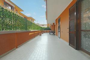 an empty corridor of a building with plants on the walls at Casa di Shrek 110mq grande terrazzo- 6 Posti letto- MODERNO TRILOCALE in Cesate