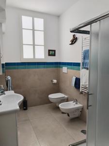 ソレントにあるRosy's Guest Houseのトイレと洗面台付きのバスルーム +5枚の写真