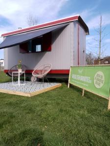 un rimorchio con tavolo e insegna sull'erba di Leuke wandel- en fietslocatie vlakbij Zutphen a Vierakker