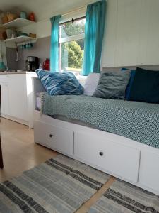 un divano in una cucina con una finestra di Leuke wandel- en fietslocatie vlakbij Zutphen a Vierakker