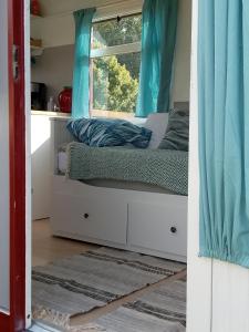 una camera da letto con un letto e una finestra di Leuke wandel- en fietslocatie vlakbij Zutphen a Vierakker Altre 4 foto