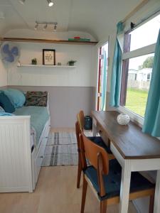 una cucina e una sala da pranzo con un tavolo e un letto di Leuke wandel- en fietslocatie vlakbij Zutphen a Vierakker