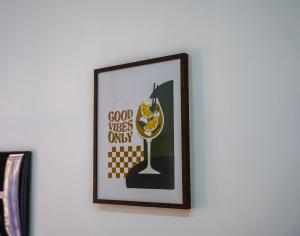 Una imagen enmarcada de una copa de vino en una pared. en Sogni Mediterranei, en San Giorgio a Cremano