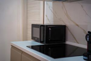 Un horno microondas colocado encima de una encimera. en Sogni Mediterranei, en San Giorgio a Cremano