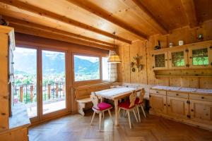 a kitchen with a table and chairs in a cabin at Fernblick in Sluderno