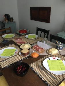 ein Tisch mit Tellern voller Essen darauf in der Unterkunft GOOD PLACE in Crizbav