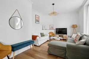 プロエルメルにあるGrande maison familialeのソファと鏡のあるリビングルーム