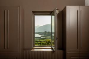 Zimmer mit einem Fenster und Aussicht in der Unterkunft Baluardo Boutique Apartments in Clusane sul Lago