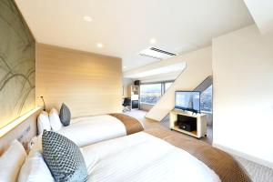 Odysis Suites Osaka Airport Hotel客房内的一张或多张床位