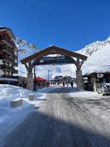 een brug over een weg in een met sneeuw bedekte berg bij RPP C213 - Charmant appt 4pers-Ski aux pieds in Tignes