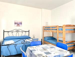 Una cama o camas en una habitación de Casa Iride - monolocale sito a Torre Pali