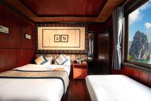 1 dormitorio con 2 camas en un barco en Sunlight Legend 12 Ha Long Bay, en Ha Long